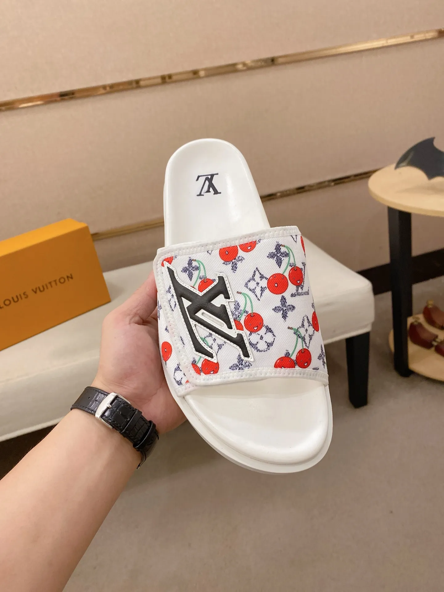 Men's shoes💰: 320💰Made by LV🔍Top purchasing agent, men's spring and summer slippers are available at the same counter. The uppers are made of cowhide imported from Italy, with logo graphics and high-quality craftsmanship. Soles: original soles specially provided by the original factory. Exclusive molded soles are super comfortable. Original goods with single order, 🔍🔍high quality, you can enter and exit the counter at will. Welcome to compare, code number 38-44. Can be customized45